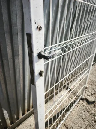 Puerta metálica blanca