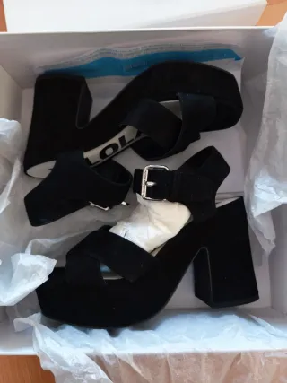 Sandalias Bimba y Lola Negras Tacon