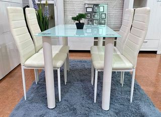 Mesa comedor cristal con sillas metalicas