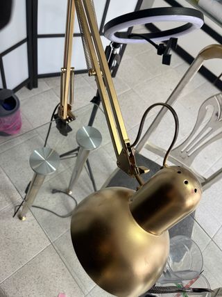 Lámpara de estética dorada