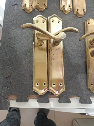 Manillas de puerta interiores doradas