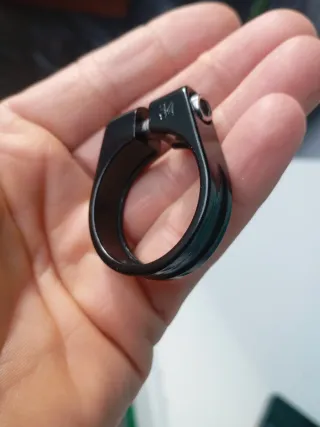 Abrazadera tija sillín 31.8mm Negra