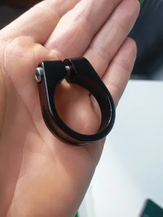 Abrazadera tija sillín 31.8mm Negra