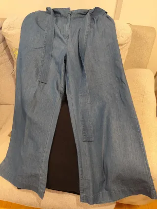 Pantalón vaquero ancho con cinturón