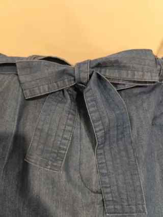 Pantalón vaquero ancho con cinturón