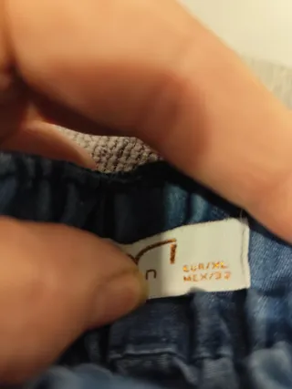 Pantalón vaquero ancho con cinturón