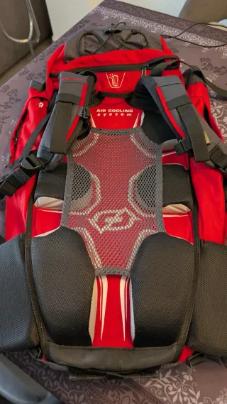 Mochila Quechua 40L Negra y Roja