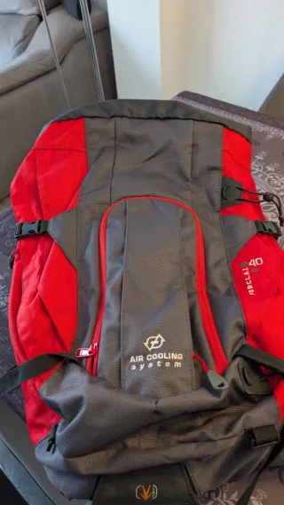 Mochila Quechua 40L Negra y Roja