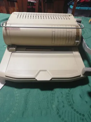 Encuadernadora REXEL CB350 Canutillos Manual