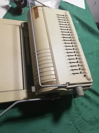 Encuadernadora REXEL CB350 Canutillos Manual