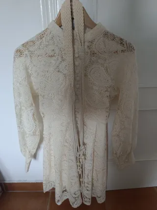 Vestido de encaje beige