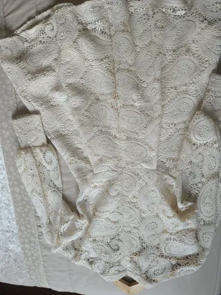 Vestido de encaje beige