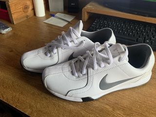 Zapatillas Nike Blancas y Grises