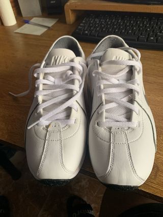 Zapatillas Nike Blancas y Grises