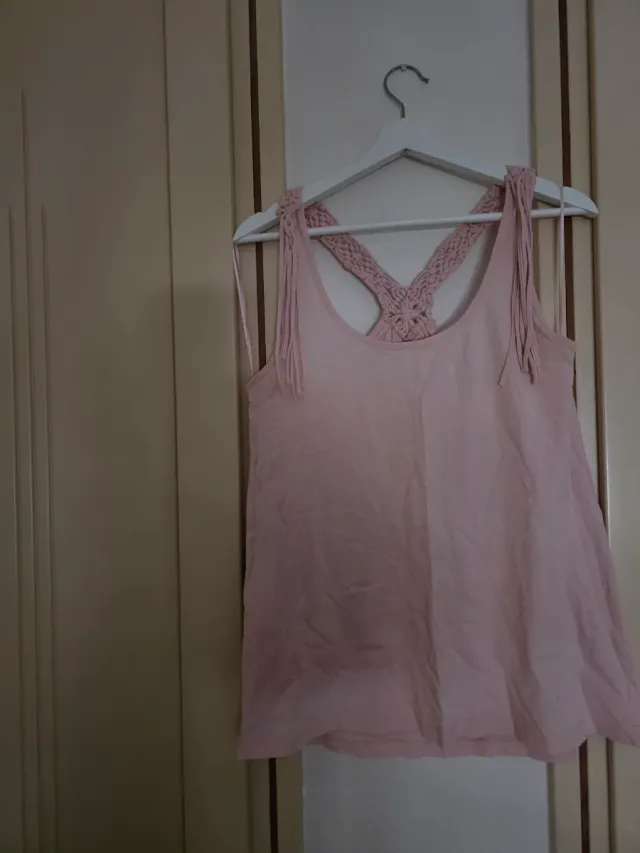 Blusa rosa con detalles de crochet