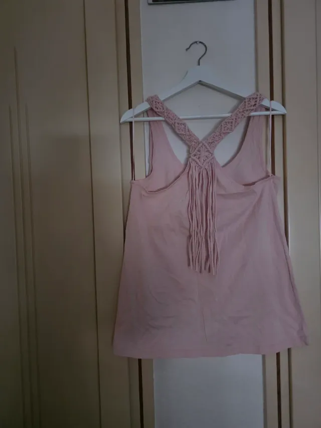 Blusa rosa con detalles de crochet