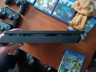 Console PS4 nera + 3 controller + 5 giochi