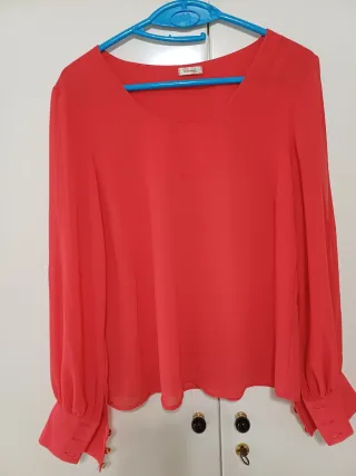 Blusa Roja Avertura en mangas y botones dorados