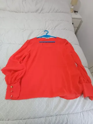 Blusa Roja Avertura en mangas y botones dorados