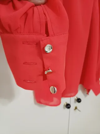 Blusa Roja Avertura en mangas y botones dorados