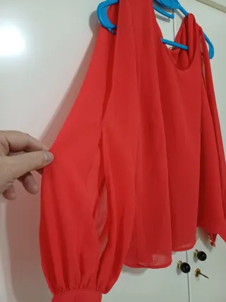 Blusa Roja Avertura en mangas y botones dorados