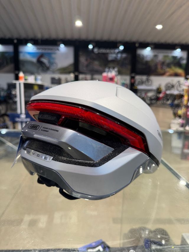 Casco Abus con luci e frecce