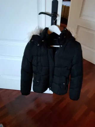 Cazadora Zara negra capucha pelo