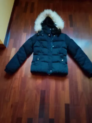 Cazadora Zara negra capucha pelo