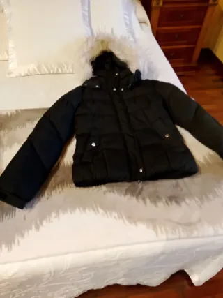 Cazadora Zara negra capucha pelo