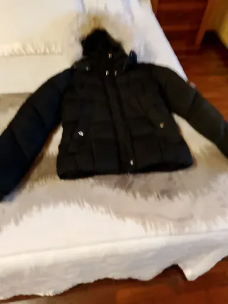 Cazadora Zara negra capucha pelo