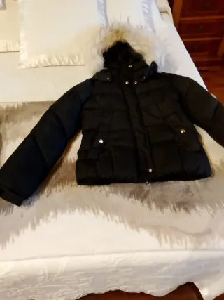 Cazadora Zara negra capucha pelo