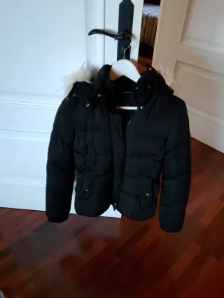 Cazadora Zara negra capucha pelo