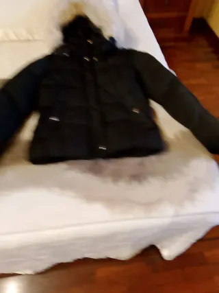 Cazadora Zara negra capucha pelo