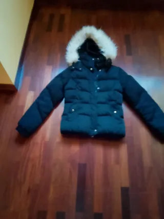 Cazadora Zara negra capucha pelo