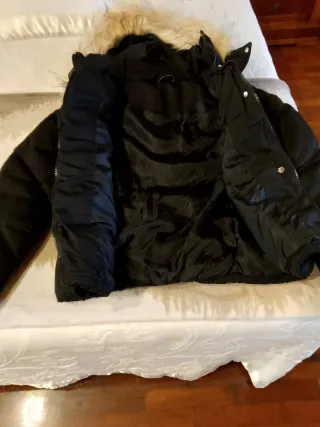 Cazadora Zara negra capucha pelo