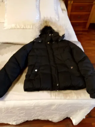 Cazadora Zara negra capucha pelo