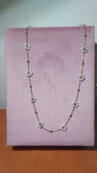 Collar de flores perlas y oro