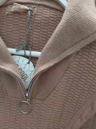 Jersey marrón cuello alto cremallera