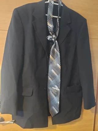 Traje de hombre negro con corbata