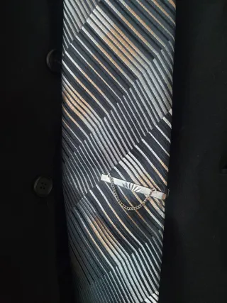 Traje de hombre negro con corbata