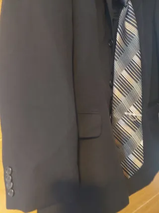 Traje de hombre negro con corbata