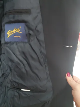 Traje de hombre negro con corbata