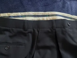 Traje de hombre negro con corbata