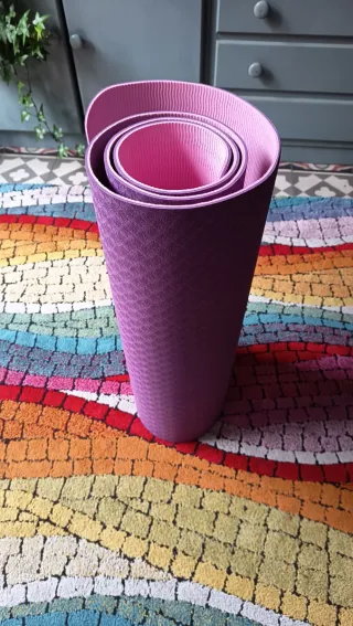 Esterilla de deporte púrpura y rosa