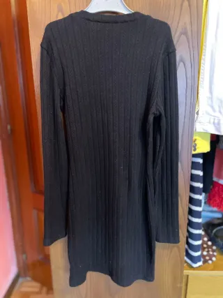 Vestido de punto negro con botones dorados