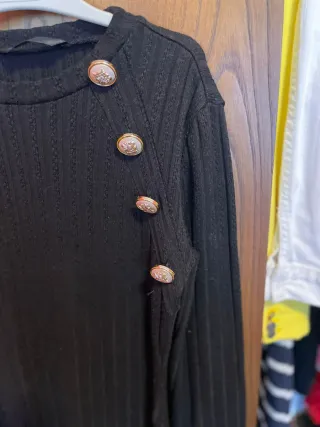 Vestido de punto negro con botones dorados