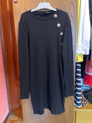 Vestido de punto negro con botones dorados
