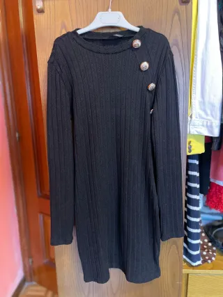 Vestido de punto negro con botones dorados