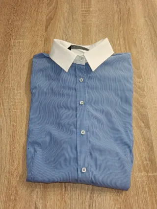 Camisa azul con cuello blanco
