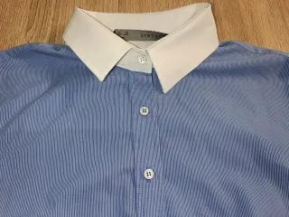 Camisa azul con cuello blanco